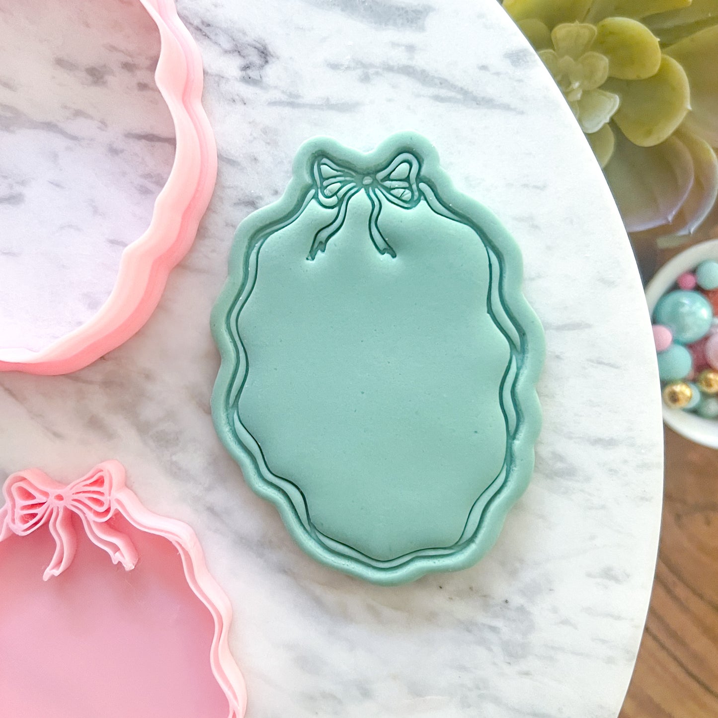 "Wavy Oval with Ribbon Bow" - Cookie Cutter & Stamp