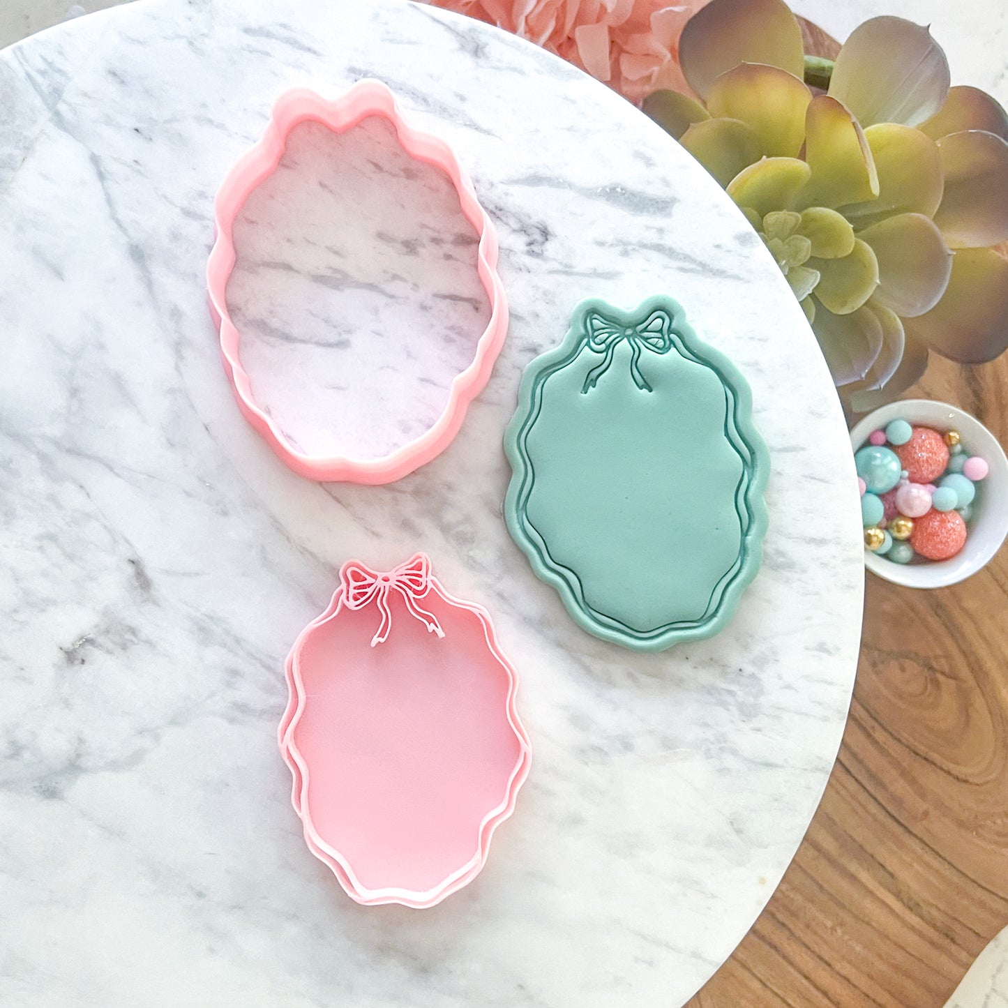 "Wavy Oval with Ribbon Bow" - Cookie Cutter & Stamp